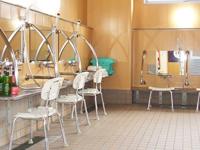 機能訓練室の設備 機能訓練室 広々とした訓練スペースが確保されており、豊富な設備で日々のリハビリを支えます。