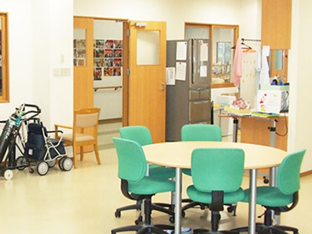 ゆったりした共用スペース ラウンジ 広々とした共用スペースがあり、テーブルを囲んで憩いのひとときを過ごすことができます。ゆとりある造りが心地良い空間を演出しています。