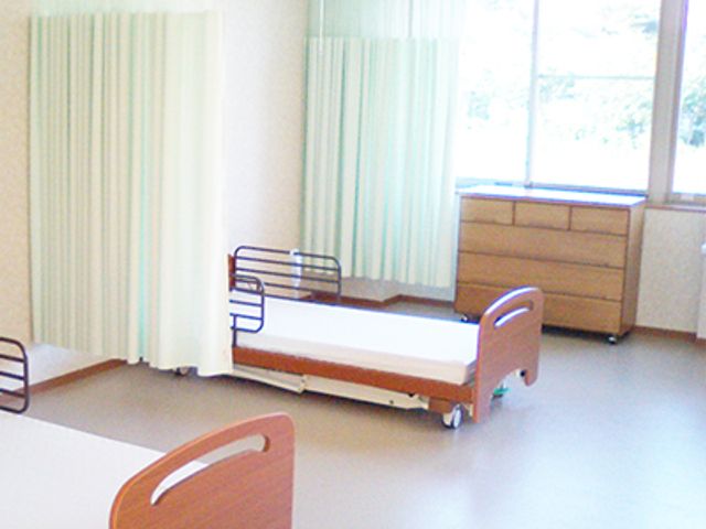 居心地の良い居室 居室 広々とした清潔感のある居室です。窓からは自然光が入り、落ち着いた空間でくつろげます。