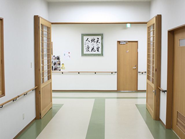 広くて明るい廊下 廊下 壁に手すりが備わり、広々とした廊下が確保されており、快適に移動できる環境です。