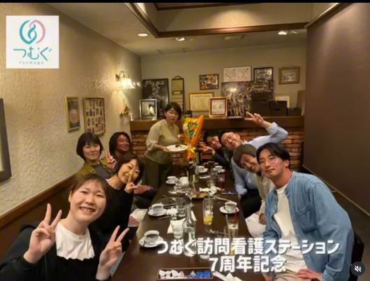 スタッフ集合の食事空間  