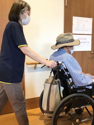 スタッフと利用者の様子