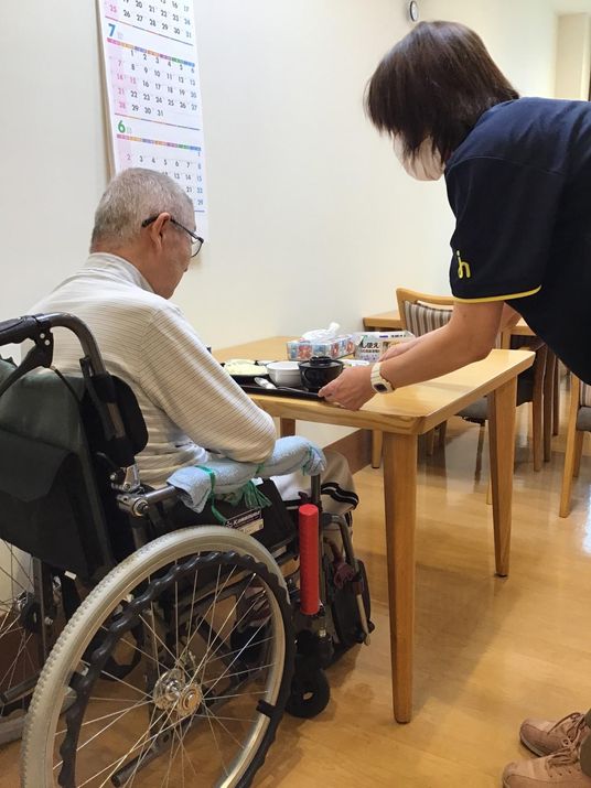 介護する職員の様子