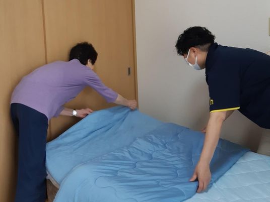 ベッドを整える居室