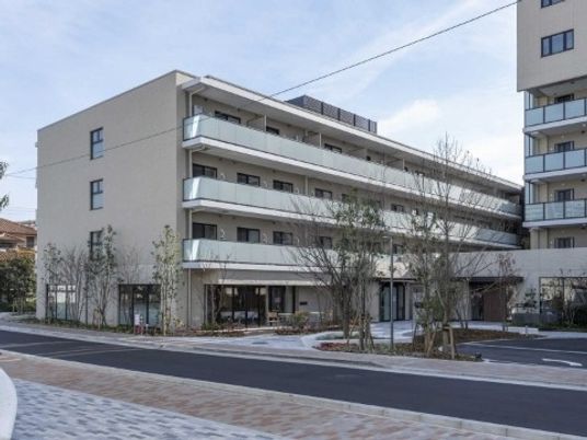 落ち着いた外観の建物  