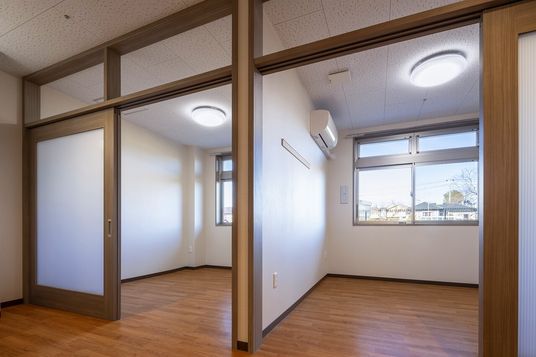 明るい居室の様子