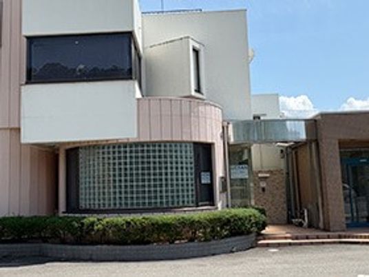 明るい外観の建物  