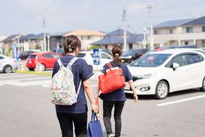施設赴くスタッフの様子  