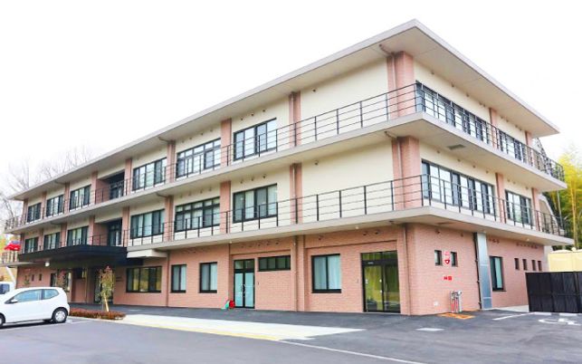 広々とした建物外観
