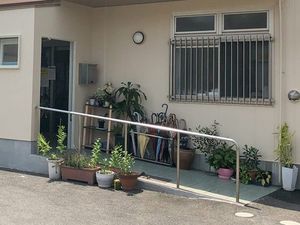 植木並ぶ出入口  