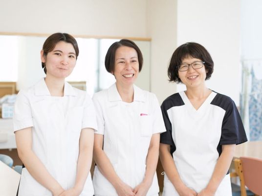笑顔の職員3人のスタッフイメージ  