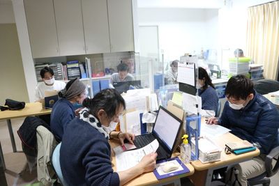 働くスタッフの様子オフィス