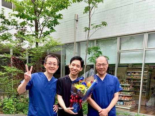 スタッフが並ぶ中庭  