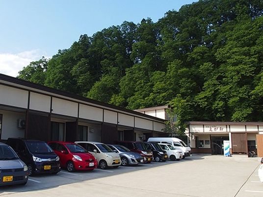 施設外観と駐車場  