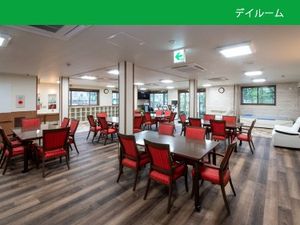赤い椅子の食堂  