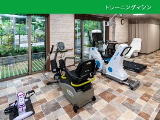 機器が並ぶ訓練室  