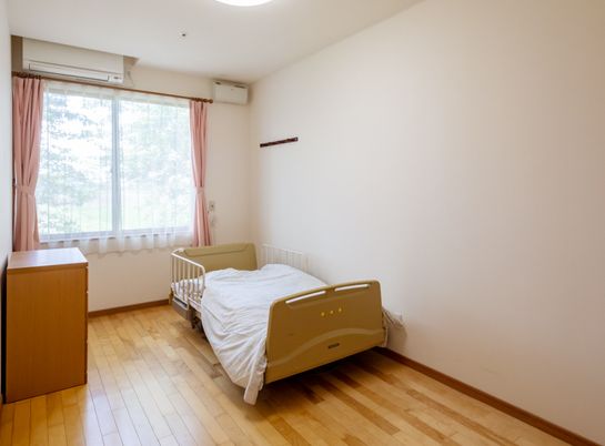 木床のシンプルな居室