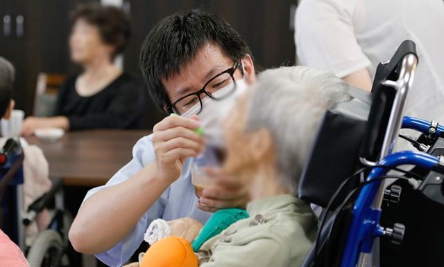 優しい介助の場面 スタッフイメージ スタッフが丁寧にサポートする温かい雰囲気です。利用者に対する配慮が行き届いています。