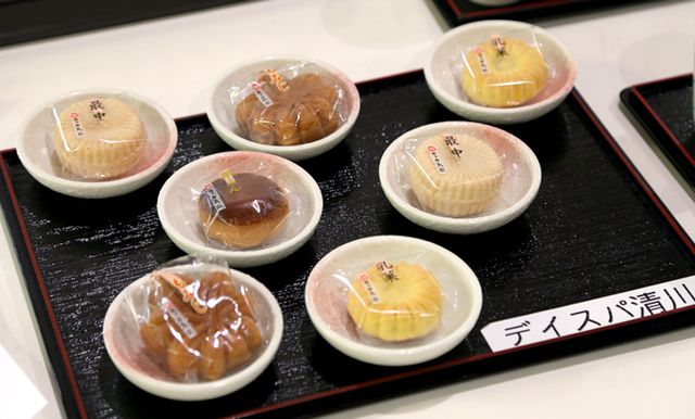 手作り和菓子のセレクション ダイニングルーム 手間暇かけた手作り和菓子を並べたお食事スペースです。お食事時以外も、おやつとしてご自由にお取りいただけます。