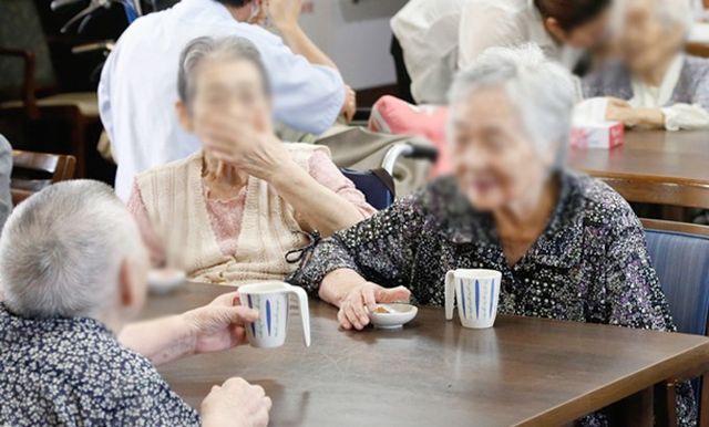 リビングでの交流 リビング 広々としたリビングで、和やかな交流が行われています。自然の光が差し込み、落ち着いた雰囲気です。