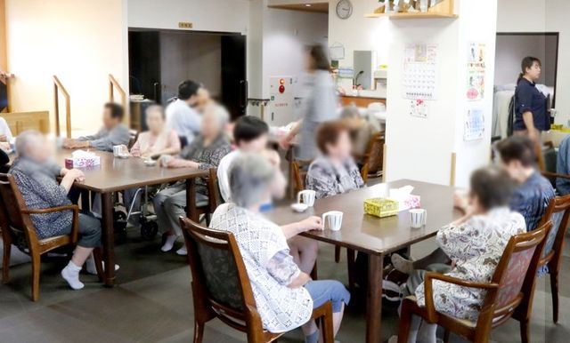 交流が盛んなテーブルがある空間 リビング 広々としたリビングでは、入居者同士が楽しくお茶を楽しめるスペースが設けられています。