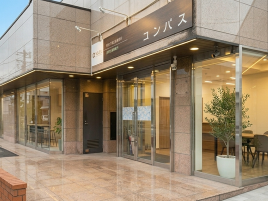 明るい外観の出入口  
