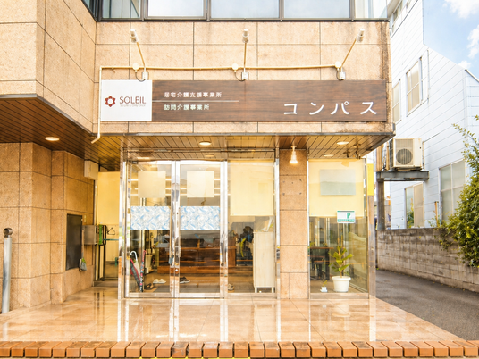 明るい施設の入口  