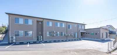 駐車場のある建物外観