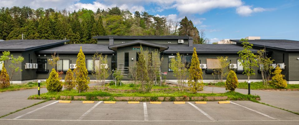 森に囲まれた建物外観