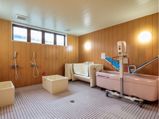 明るい浴槽の部屋