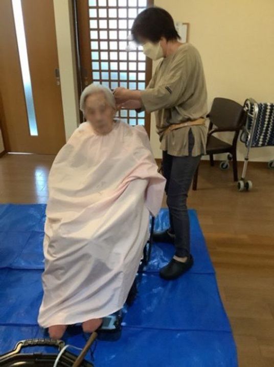 ヘアカット中のスタッフ