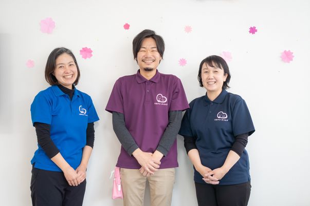 職員が挨拶している様子