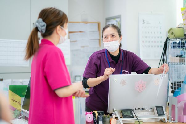 職員たちの会話場面