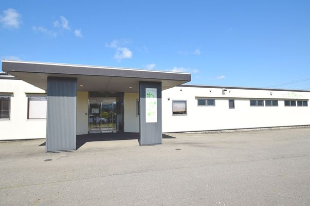 白い建物の外観