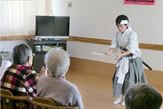 人々が集うラウンジ