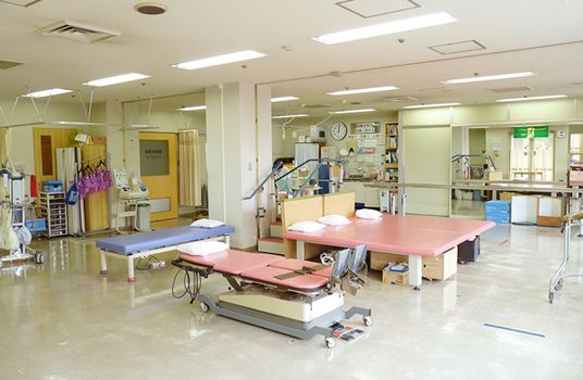 訓練用ベッドが並ぶ部屋