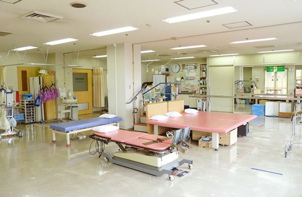 訓練用ベッドが並ぶ部屋