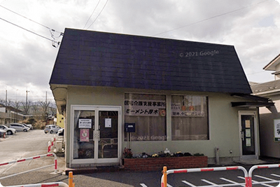 看板のある建物の外観