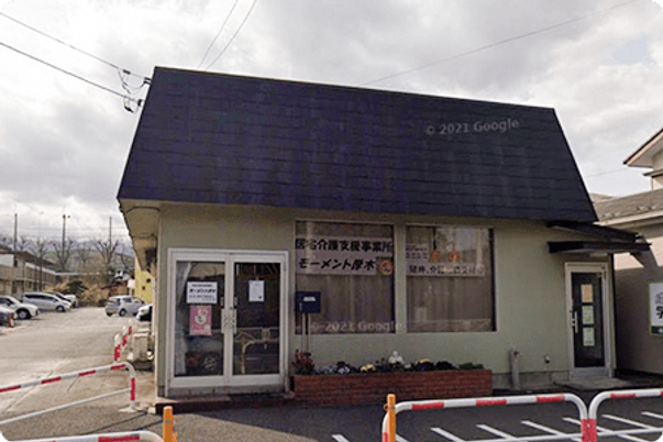 看板のある建物の外観