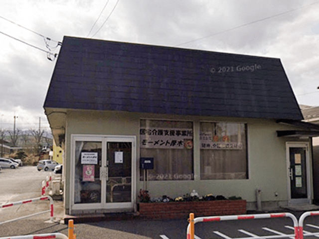 看板のある建物の外観 外観 看板の設置された建物は、落ち着いた雰囲気が感じられます。就業環境として魅力的です。