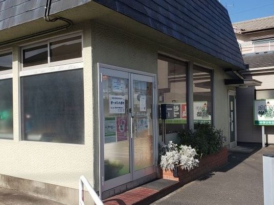 施設の玄関外観  