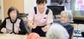 活動する人々の室内