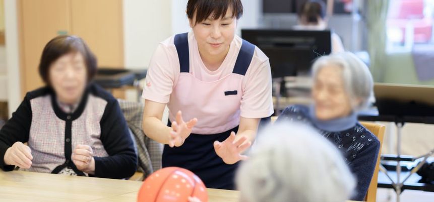 活動する人々の室内