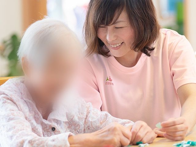 笑顔の交流の場 ラウンジ 明るい空間で、利用者とスタッフが暖かく触れ合っています。和やかな時間を過ごせます。