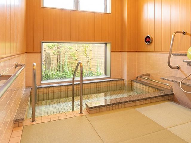畳敷きの浴室 浴室 自然光が差し込む畳敷きの落ち着いた空間です。清潔感があり、リラックスできる環境です。