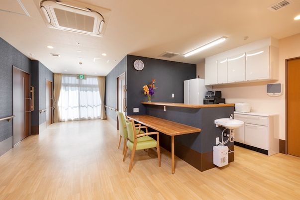 明るく広々としたラウンジ