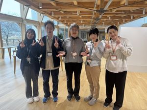 笑顔の職員が並ぶリビング  