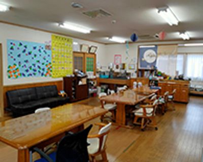 明るい部屋のテーブル