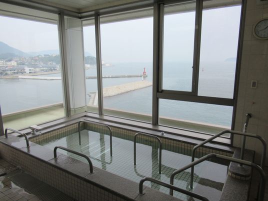 広がる海を望む浴室