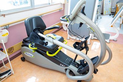 運動機器が並ぶ機能訓練室